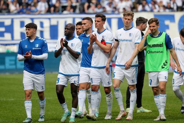28.04.2024, xgox, Fussball 2.Bundesliga, 1.FC Magdeburg - VfL Osnabrueck emspor, v.l. Eldin Dzogovic (Magdeburg, 4), Amara Conde (Magdeburg, 29), Emir Kuhinja (Magdeburg, 18), Tobias Müller (Magdeburg, 21), Luca Schuler (Magdeburg, 26), Alexander Nollenberger (Magdeburg, 17 ) enttaeuscht, schaut enttaeuscht, niedergeschlagen, disappointed (DFL DFB REGULATIONS PROHIBIT ANY USE OF PHOTOGRAPHS as IMAGE SEQUENCES and or QUASI-VIDEO) Magdeburg