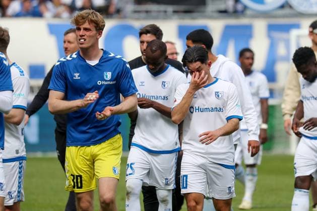 28.04.2024, xgox, Fussball 2.Bundesliga, 1.FC Magdeburg - VfL Osnabrueck emspor, v.l. Noah Kruth (Magdeburg, 30), Jason Ceka (Magdeburg, 10) enttaeuscht, schaut enttaeuscht, niedergeschlagen, disappointed (DFL DFB REGULATIONS PROHIBIT ANY USE OF PHOTOGRAPHS as IMAGE SEQUENCES and or QUASI-VIDEO) Magdeburg