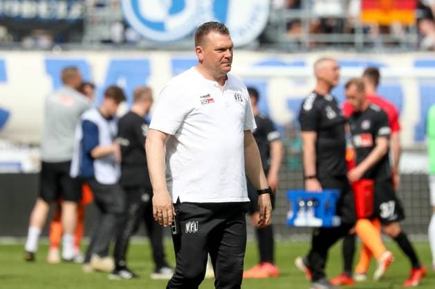 28.04.2024, xgox, Fussball 2.Bundesliga, 1.FC Magdeburg - VfL Osnabrueck emspor, v.l. Uwe Koschinat (Osnabrueck, Trainer) enttaeuscht, schaut enttaeuscht, niedergeschlagen, disappointed (DFL DFB REGULATIONS PROHIBIT ANY USE OF PHOTOGRAPHS as IMAGE SEQUENCES and or QUASI-VIDEO) Magdeburg