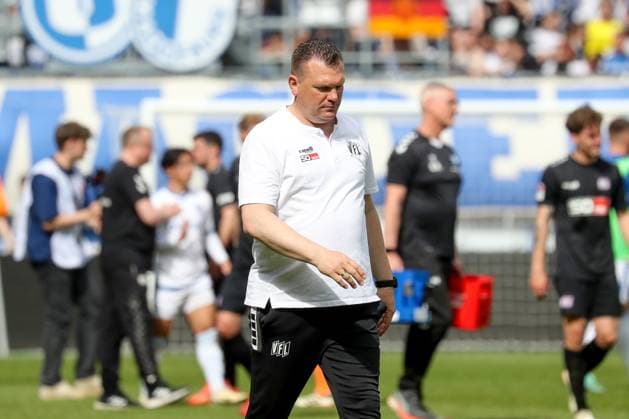 28.04.2024, xgox, Fussball 2.Bundesliga, 1.FC Magdeburg - VfL Osnabrueck emspor, v.l. Uwe Koschinat (Osnabrueck, Trainer) enttaeuscht, schaut enttaeuscht, niedergeschlagen, disappointed (DFL DFB REGULATIONS PROHIBIT ANY USE OF PHOTOGRAPHS as IMAGE SEQUENCES and or QUASI-VIDEO) Magdeburg