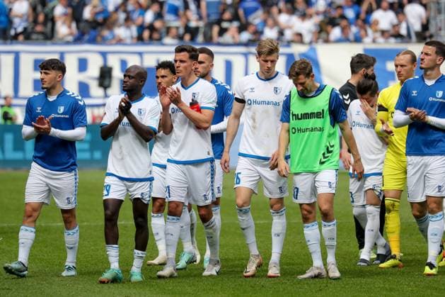 28.04.2024, xgox, Fussball 2.Bundesliga, 1.FC Magdeburg - VfL Osnabrueck emspor, v.l. Eldin Dzogovic (Magdeburg, 4), Amara Conde (Magdeburg, 29), Emir Kuhinja (Magdeburg, 18), Tobias Müller (Magdeburg, 21), Luca Schuler (Magdeburg, 26), Alexander Nollenberger (Magdeburg, 17 ) enttaeuscht, schaut enttaeuscht, niedergeschlagen, disappointed (DFL DFB REGULATIONS PROHIBIT ANY USE OF PHOTOGRAPHS as IMAGE SEQUENCES and or QUASI-VIDEO) Magdeburg