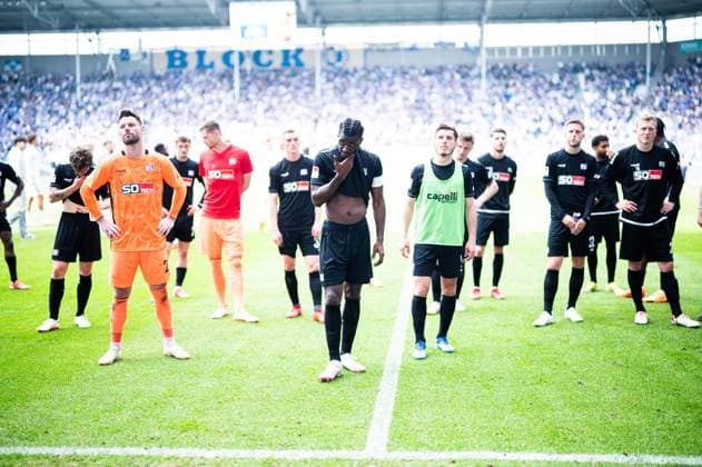 28.04.2024 - Fußball, 2023 2024, 2. Bundesliga, 31. Spieltag, 1. FC Magdeburg - VfL Osnabrück: Mannschaft (Osnabrück), (M) Philipp Kühn (Osnabrück), Maxwell Gyamfi (Osnabrück) DFL REGULATIONS PROHIBIT ANY USE OF PHOTOGRAPHS AS IMAGE SEQUENCES AND OR QUASI-VIDEO.