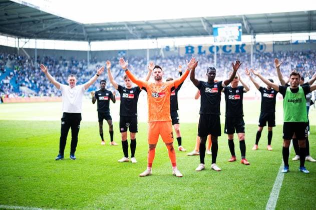 28.04.2024 - Fußball, 2023 2024, 2. Bundesliga, 31. Spieltag, 1. FC Magdeburg - VfL Osnabrück: Mannschaft (Osnabrück), (L) Uwe Koschinat (Trainer - Osnabrück), (M) Philipp Kühn (Osnabrück), Maxwell Gyamfi (Osnabrück) DFL REGULATIONS PROHIBIT ANY USE OF PHOTOGRAPHS AS IMAGE SEQUENCES AND OR QUASI-VIDEO.