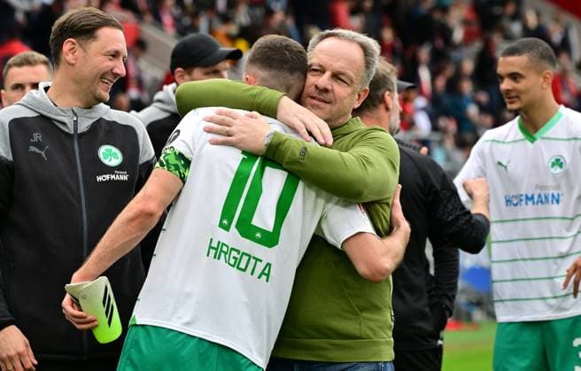 28.04.2024 - Fussball - Saison 2023 2024 - 2. Fussball - Bundesliga - 31. Spieltag: SV Wehen Wiesbaden SVWW - SpVgg Greuther Fürth ( Kleeblatt ) - Sportfoto Zink MeZi - xmexzix - DFL regulations prohibit any use of photographs as image sequences and or quasi-video - only for editorial use - Alexander Zorniger ( Trainer SpVgg Greuther Fürth ) Branimir Hrgota (10. SpVgg Greuther Fürth ) Jubel Freude nach Spielende