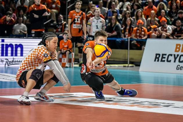 Volleyball 1.Bundesliga Herren Finale - Sp.5, Berlin Recycling Volleys vs. VfB Friedrichshafen 28.04.2024, xdanx, Volleyball 1.Bundesliga Herren Finale - Sp.5, Berlin Recycling Volleys vs. VfB Friedrichshafen, v.l.Satoshi Tsuiki (BR Volleys 2),Ruben Schott (BR Volleys 13) Berlin Max Schmeling Halle Berlin Deutschland (DEU) Copyright: xDanielxLakomskix