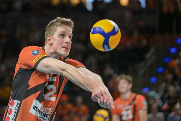Berlin, Deutschland 28. April 2024: 1. VBL - 2023 2024 - Finale - Sp.5 -Berlin Recycling Volleys vs. VfB Friedrichshafen Im Bild: Saso Stalekar (BR Volleys) beim warmup Copyright: xFotostandx xReuhlx