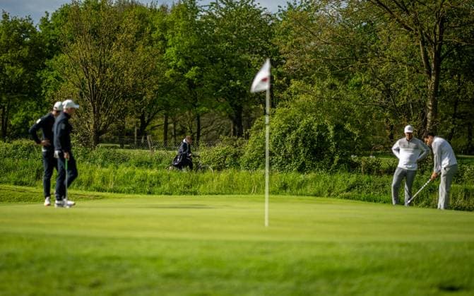 Golf, Saison 2023 24, NRW-Meisterschaften, 28.04.2024, Willy-Schniedwind-Mannschaftspreis, Herren, Ausrichter GC Wasserburg Anholt Fahrrad auf dem Golfplatz Anholt Sportanlage GC Wasserburg Anholt Nordrhein-Westfalen Deutschland