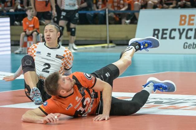 Berlin, Deutschland 28. April 2024: 1. VBL - 2023 2024 - Finale - Sp.5 -Berlin Recycling Volleys vs. VfB Friedrichshafen Im Bild: Sortieren nach der Annahme v.li.: Satoshi Tsuiki (BR Volleys), Ruben Schott (BR Volleys) Copyright: xFotostandx xReuhlx