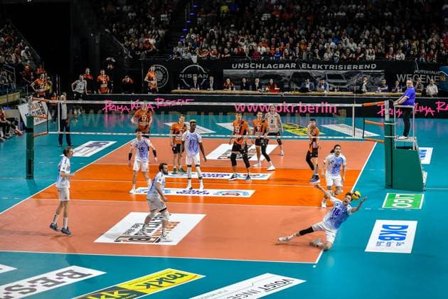 Volleyball 1.Bundesliga Herren Finale - Sp.5, Berlin Recycling Volleys vs. VfB Friedrichshafen 28.04.2024, xdanx, Volleyball 1.Bundesliga Herren Finale - Sp.5, Berlin Recycling Volleys vs. VfB Friedrichshafen, v.l. Spielfeld mit den Mannschaften von oben,Simon Tabermann Uhrenholt (VfB Friedrichshafen 18),am Ball Berlin Max Schmeling Halle Berlin Deutschland (DEU) Copyright: xDanielxLakomskix