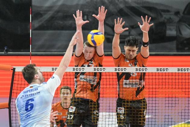 Berlin, Deutschland 28. April 2024: 1. VBL - 2023 2024 - Finale - Sp.5 -Berlin Recycling Volleys vs. VfB Friedrichshafen Im Bild: Michal Superlak (VfB Friedrichshafen) schlägt in den Block v.li.: Marek Sotola (BR Volleys), Nehemiah Mote (BR Volleys) Copyright: xFotostandx xReuhlx