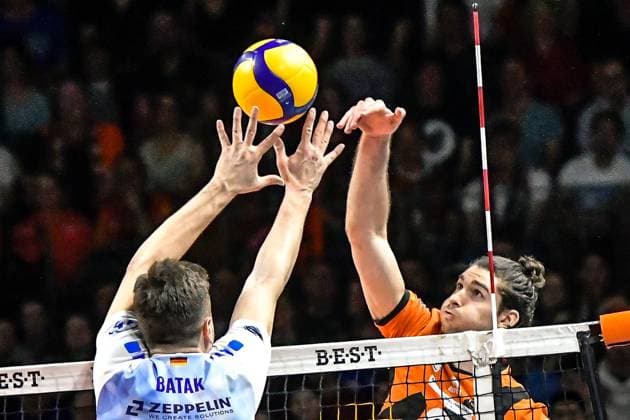 Volleyball 1.Bundesliga Herren Finale - Sp.5, Berlin Recycling Volleys vs. VfB Friedrichshafen 28.04.2024, xdanx, Volleyball 1.Bundesliga Herren Finale - Sp.5, Berlin Recycling Volleys vs. VfB Friedrichshafen, v.l. Aleksa Batak (VfB Friedrichshafen 8),Timothee Carle (BR Volleys 9),am Netz Berlin Max Schmeling Halle Berlin Deutschland (DEU) Copyright: xDanielxLakomskix
