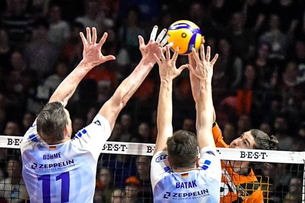 Volleyball 1.Bundesliga Herren Finale - Sp.5, Berlin Recycling Volleys vs. VfB Friedrichshafen 28.04.2024, xdanx, Volleyball 1.Bundesliga Herren Finale - Sp.5, Berlin Recycling Volleys vs. VfB Friedrichshafen, v.l. Marcus Boehme (VfB Friedrichshafen 11),Aleksa Batak (VfB Friedrichshafen 8),am Ball Timothee Carle (BR Volleys 9),am Netz Berlin Max Schmeling Halle Berlin Deutschland (DEU) Copyright: xDanielxLakomskix