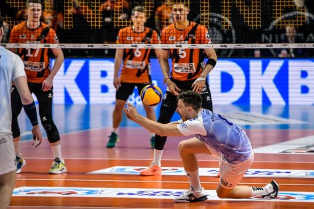 Volleyball 1.Bundesliga Herren Finale - Sp.5, Berlin Recycling Volleys vs. VfB Friedrichshafen 28.04.2024, xdanx, Volleyball 1.Bundesliga Herren Finale - Sp.5, Berlin Recycling Volleys vs. VfB Friedrichshafen, v.l.am Ball Aleksa Batak (VfB Friedrichshafen 8) Berlin Max Schmeling Halle Berlin Deutschland (DEU) Copyright: xDanielxLakomskix