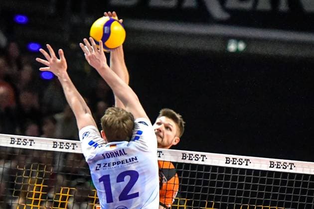 Volleyball 1.Bundesliga Herren Finale - Sp.5, Berlin Recycling Volleys vs. VfB Friedrichshafen 28.04.2024, xdanx, Volleyball 1.Bundesliga Herren Finale - Sp.5, Berlin Recycling Volleys vs. VfB Friedrichshafen, v.l. Jan Fornal (VfB Friedrichshafen 12),Ruben Schott (BR Volleys 13),am Netz Berlin Max Schmeling Halle Berlin Deutschland (DEU) Copyright: xDanielxLakomskix