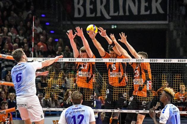 Volleyball 1.Bundesliga Herren Finale - Sp.5, Berlin Recycling Volleys vs. VfB Friedrichshafen 28.04.2024, xdanx, Volleyball 1.Bundesliga Herren Finale - Sp.5, Berlin Recycling Volleys vs. VfB Friedrichshafen, v.l. Michal Superlak (VfB Friedrichshafen 6),Marek Sotola (BR Volleys 17),Nehemiah Mote (BR Volleys 5),Ruben Schott (BR Volleys 13), blocken den Ball am Netz Berlin Max Schmeling Halle Berlin Deutschland (DEU) Copyright: xDanielxLakomskix