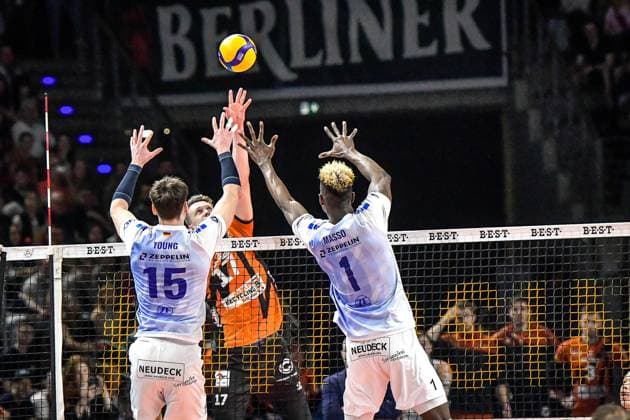 Volleyball 1.Bundesliga Herren Finale - Sp.5, Berlin Recycling Volleys vs. VfB Friedrichshafen 28.04.2024, xdanx, Volleyball 1.Bundesliga Herren Finale - Sp.5, Berlin Recycling Volleys vs. VfB Friedrichshafen, v.l. Jackson Young (VfB Friedrichshafen 15),Marek Sotola (BR Volleys 17),Jose Israel Masso Alvarez (VfB Friedrichshafen 1),am Netz Berlin Max Schmeling Halle Berlin Deutschland (DEU) Copyright: xDanielxLakomskix