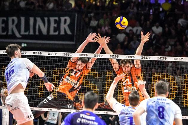 Volleyball 1.Bundesliga Herren Finale - Sp.5, Berlin Recycling Volleys vs. VfB Friedrichshafen 28.04.2024, xdanx, Volleyball 1.Bundesliga Herren Finale - Sp.5, Berlin Recycling Volleys vs. VfB Friedrichshafen, v.l. Jackson Young (VfB Friedrichshafen 15),Marek Sotola (BR Volleys 17),Tobias Krick (BR Volleys 21),am Netz Berlin Max Schmeling Halle Berlin Deutschland (DEU) Copyright: xDanielxLakomskix