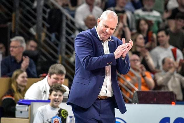 Volleyball 1.Bundesliga Herren Finale - Sp.5, Berlin Recycling Volleys vs. VfB Friedrichshafen 28.04.2024, xdanx, Volleyball 1.Bundesliga Herren Finale - Sp.5, Berlin Recycling Volleys vs. VfB Friedrichshafen, v.l. Joel Banks (BR Volleys Trainer),Jubel ueber Punktgewinn Berlin Max Schmeling Halle Berlin Deutschland (DEU) Copyright: xDanielxLakomskix