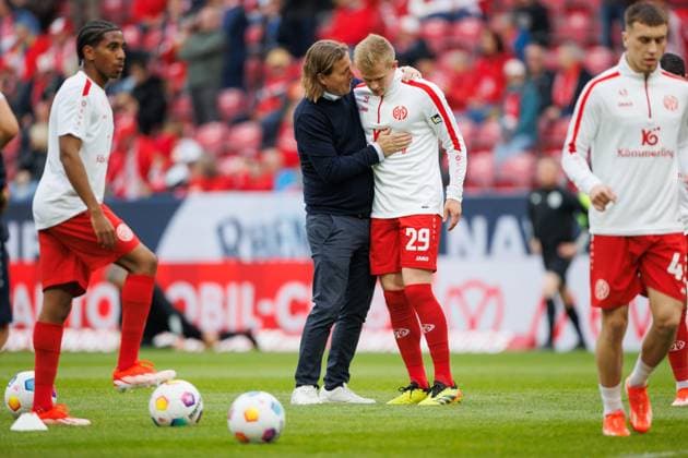 Sport Themen der Woche KW17 Bo Henriksen (Trainer FSV Mainz 05) mit Jonathan Burkardt (FSV Mainz 05), FSV Mainz 05 vs 1. FC Koeln, Fussball, 1. Bundesliga, 31. Spieltag, Saison 2023 2024, 28.04.2024 FSV Mainz 05 vs 1. FC Koeln, Fussball, 1. Bundesliga, 31. Spieltag, Saison 2023 2024, 28.04.2024 Mainz *** Bo Henriksen Coach FSV Mainz 05 with Jonathan Burkardt FSV Mainz 05 , FSV Mainz 05 vs 1 FC Koeln, Football, 1 Bundesliga, 31 Matchday, Season 2023 2024, 28 04 2024 FSV Mainz 05 vs 1 FC Koeln, Football, 1 Bundesliga, 31 Matchday, Season 2023 2024, 28 04 2024 Mainz Copyright: xEibner-Pressefoto AlexanderxNeisx EP_ANS