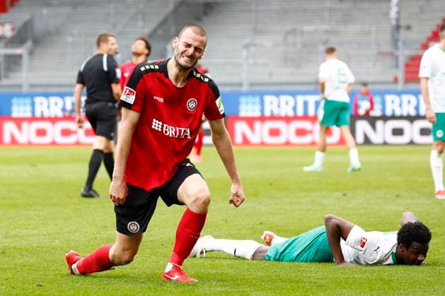 28.04.2024, xavx, Fussball 2.Bundesliga, SV Wehen Wiesbaden - SpVgg Greuther Fuerth emspor, v.l. Aleksandar Vukotic (SV Wehen Wiesbaden) enttaeuscht, enttaeuscht schauend, dissapointed (DFL DFB REGULATIONS PROHIBIT ANY USE OF PHOTOGRAPHS as IMAGE SEQUENCES and or QUASI-VIDEO) Wiesbaden