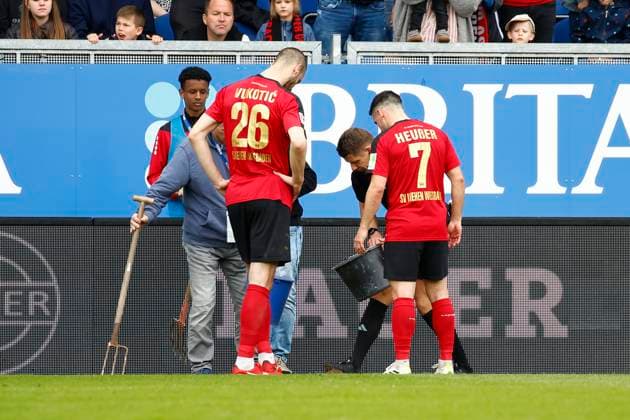 28.04.2024, xavx, Fussball 2.Bundesliga, SV Wehen Wiesbaden - SpVgg Greuther Fuerth emspor, v.l. Referee Schiedsrichter Patrick Ittrich kümmert sich um ein Lock im Rasen. (DFL DFB REGULATIONS PROHIBIT ANY USE OF PHOTOGRAPHS as IMAGE SEQUENCES and or QUASI-VIDEO) Wiesbaden
