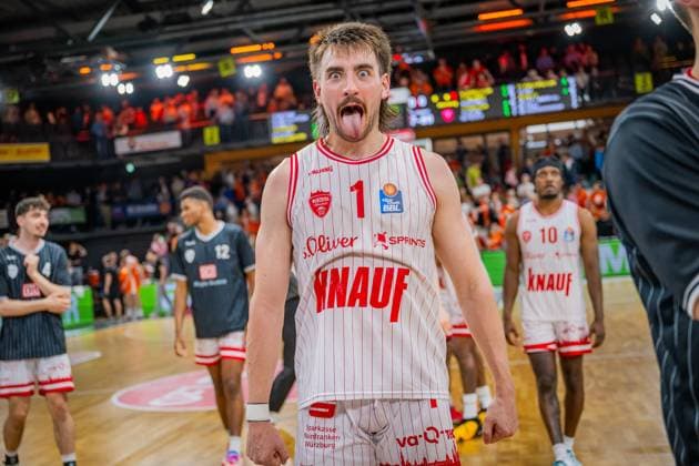Sport Themen der Woche KW17 1. Basketball Bundesliga, easyCredit BBL, Saison 2023 2024, Herren, Hauptrunde, 28. Spieltag, 28.04.2024, RASTA Vechta - Würzburg Baskets Zachary Seljaas ( 1 - Würzburg Baskets) zeigt Emotionen nach der Partie Vechta RASTA Dome Niedersachsen Deutschland *** 1 Basketball Bundesliga, easyCredit BBL, Season 2023 2024, Men, Main Round, 28 Matchday, 28 04 2024, RASTA Vechta Würzburg Baskets Zachary Seljaas 1 Würzburg Baskets shows emotions after the game Vechta RASTA Dome Lower Saxony Germany