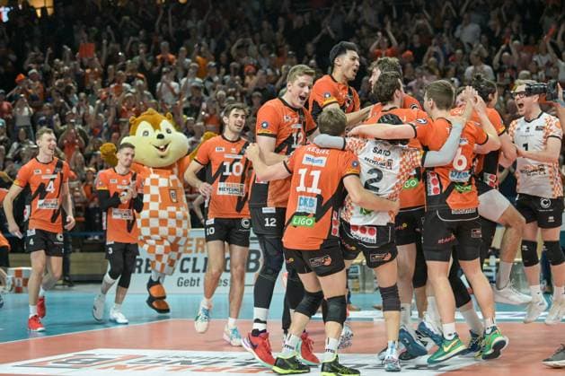 Bilder des Jahres 2024, Sport 04 April Sport Themen der Woche KW17 Berlin, Deutschland 28. April 2024: 1. VBL - 2023 2024 - Finale - Sp.5 -Berlin Recycling Volleys vs. VfB Friedrichshafen Im Bild: Jubel der BR Volleys über den Sieg der Deutschen MEisterschaft 2023 24 *** Berlin, Germany 28 April 2024 1 VBL 2023 2024 Final Sp 5 Berlin Recycling Volleys vs VfB Friedrichshafen In the picture, the BR Volleys celebrate winning the German Championship 2023 24 Copyright: xFotostandx xReuhlx