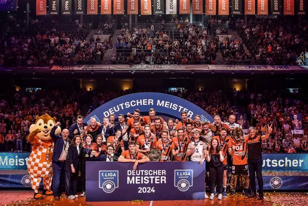 Volleyball 1.Bundesliga Herren Finale - Sp.5, Berlin Recycling Volleys vs. VfB Friedrichshafen 28.04.2024, xdanx, Volleyball 1.Bundesliga Herren Finale - Sp.5, Berlin Recycling Volleys vs. VfB Friedrichshafen, v.l. Deutscher Meister Berlin Recycling Volleys Meisterschale in der Hand Berlin Max Schmeling Halle Berlin Deutschland (DEU) Copyright: xDanielxLakomskix