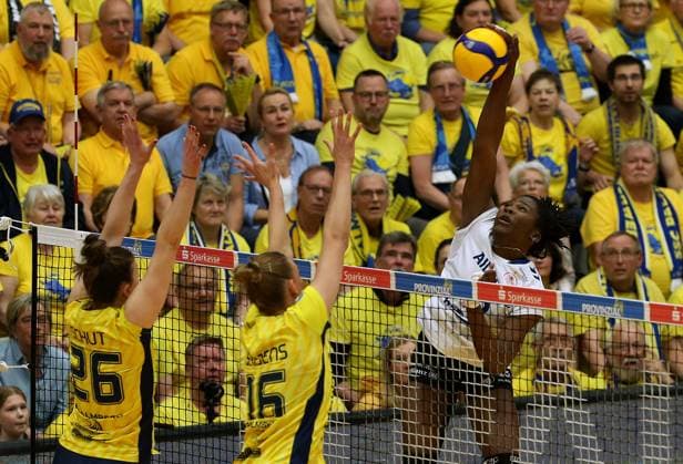 Sport Bilder des Tages Stuttgart , Volleyball Bundesliga Frauen PlayOff Finale Spiel 5, SSC Palmberg Schwerin vs. Allianz MTV Stuttgart , (L-R) Susan Schut (SSC Palmberg Schwerin), Indy Baijens (SSC Palmberg Schwerin), Krystal Rivers (Allianz MTV Stuttgart)