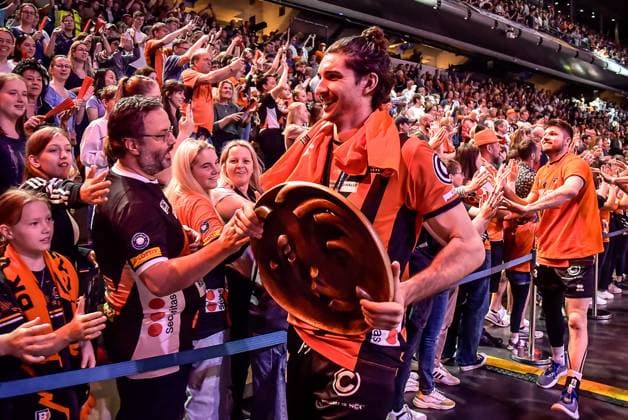 Volleyball 1.Bundesliga Herren Finale - Sp.5, Berlin Recycling Volleys vs. VfB Friedrichshafen 28.04.2024, xdanx, Volleyball 1.Bundesliga Herren Finale - Sp.5, Berlin Recycling Volleys vs. VfB Friedrichshafen, v.l. Deutscher Meister Berlin Recycling Volleys Meisterschale in der Hand vonTimothee Carle (BR Volleys 9),bei den Fans Berlin Max Schmeling Halle Berlin Deutschland (DEU) Copyright: xDanielxLakomskix