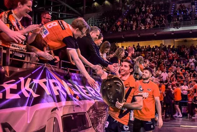 Volleyball 1.Bundesliga Herren Finale - Sp.5, Berlin Recycling Volleys vs. VfB Friedrichshafen 28.04.2024, xdanx, Volleyball 1.Bundesliga Herren Finale - Sp.5, Berlin Recycling Volleys vs. VfB Friedrichshafen, v.l. Deutscher Meister Berlin Recycling Volleys Meisterschale in der Hand von Timothee Carle (BR Volleys 9),Ruben Schott (BR Volleys 13),bei den Fans Berlin Max Schmeling Halle Berlin Deutschland (DEU) Copyright: xDanielxLakomskix