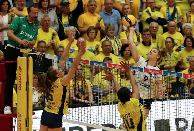 Stuttgart , Volleyball Bundesliga Frauen PlayOff Finale Spiel 5, SSC Palmberg Schwerin vs. Allianz MTV Stuttgart , (L-R) Nova Marring (SSC Palmberg Schwerin), Jazmine White (SSC Palmberg Schwerin), Eline Timmerman (Allianz MTV Stuttgart)
