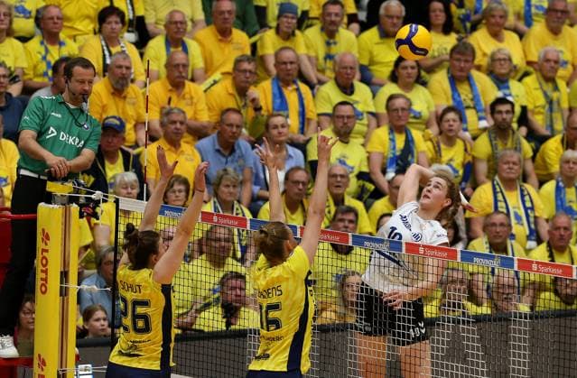 Stuttgart , Volleyball Bundesliga Frauen PlayOff Finale Spiel 5, SSC Palmberg Schwerin vs. Allianz MTV Stuttgart , (L-R) Susan Schut (SSC Palmberg Schwerin), Indy Baijens (SSC Palmberg Schwerin), Jolien Knollema (Allianz MTV Stuttgart)