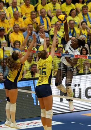 Stuttgart , Volleyball Bundesliga Frauen PlayOff Finale Spiel 5, SSC Palmberg Schwerin vs. Allianz MTV Stuttgart , (L-R) Nova Marring (SSC Palmberg Schwerin), Indy Baijens (SSC Palmberg Schwerin), Krystal Rivers (Allianz MTV Stuttgart)