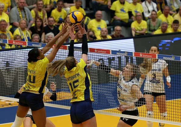 Stuttgart , Volleyball Bundesliga Frauen PlayOff Finale Spiel 5, SSC Palmberg Schwerin vs. Allianz MTV Stuttgart , (L-R) Jazmine White (SSC Palmberg Schwerin), Indy Baijens (SSC Palmberg Schwerin), Monique Strubbe (Allianz MTV Stuttgart)