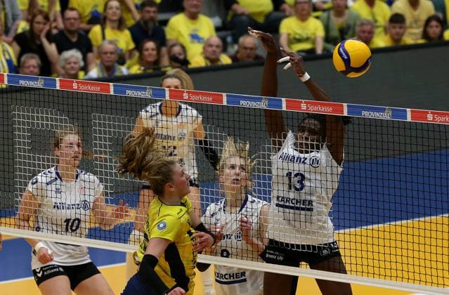 Stuttgart , Volleyball Bundesliga Frauen PlayOff Finale Spiel 5, SSC Palmberg Schwerin vs. Allianz MTV Stuttgart , (L-R) Jolien Knollema (Allianz MTV Stuttgart), Marie HÅ nle (SSC Palmberg Schwerin), Monique Strubbe (Allianz MTV Stuttgart), Krystal Rivers (Allianz MTV Stuttgart)