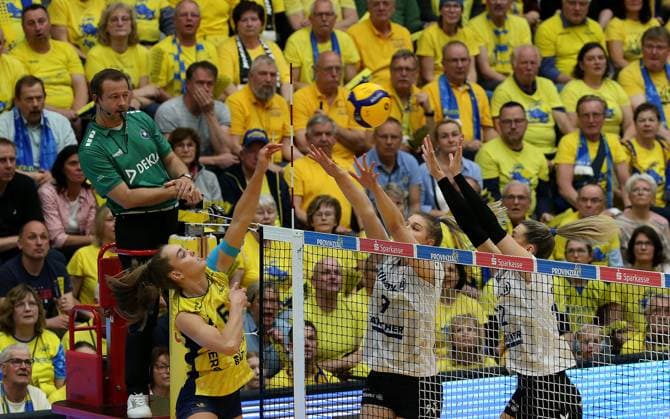 Stuttgart , Volleyball Bundesliga Frauen PlayOff Finale Spiel 5, SSC Palmberg Schwerin vs. Allianz MTV Stuttgart , (L-R) Nova Marring (SSC Palmberg Schwerin), Eline Timmerman (Allianz MTV Stuttgart), Britt Bongaerts (Allianz MTV Stuttgart)