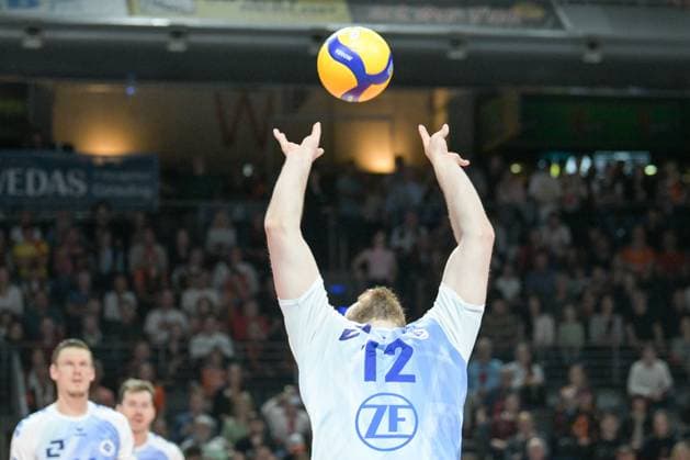 Berlin, Deutschland 28. April 2024: 1. VBL - 2023 2024 - Finale - Sp.5 -Berlin Recycling Volleys vs. VfB Friedrichshafen Im Bild: Jan Fornal (VfB Friedrichshafen) spielt den Ball über Kopf Copyright: xFotostandx xReuhlx