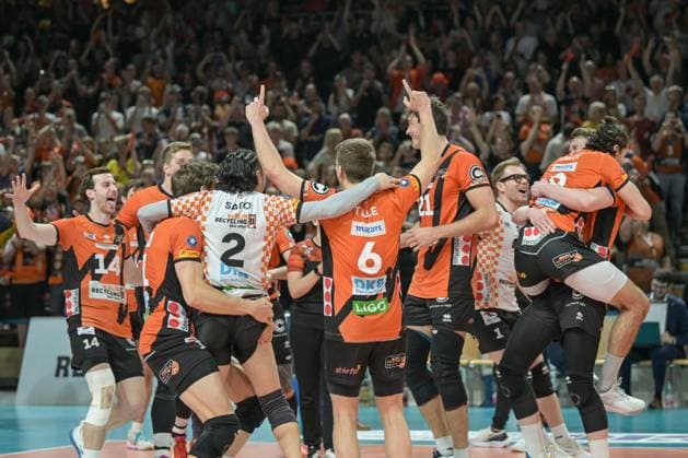 Berlin, Deutschland 28. April 2024: 1. VBL - 2023 2024 - Finale - Sp.5 -Berlin Recycling Volleys vs. VfB Friedrichshafen Im Bild: Jubel der BR Volleys über den Sieg der Deutschen MEisterschaft 2023 24 Copyright: xFotostandx xReuhlx