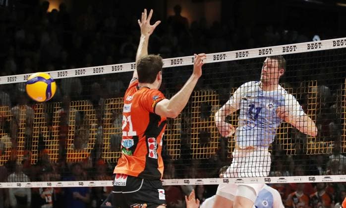 Marcus Böhme im Angriff, Tobias Krick Zweikampf Spielszene Aktion Volleyball Playoff Finale 5.Spiel Bundesliga Herren Saison 2023 2024 28.04.2024 BR Volleys Berlin BRV vs. VfB Friedrichshafen
