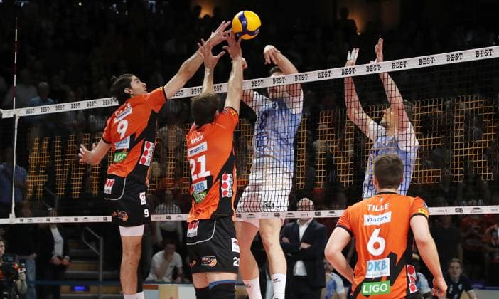 Timothee Carle, Tobias Krick, Aleksa Batak Zweikampf Spielszene Aktion Volleyball Playoff Finale 5.Spiel Bundesliga Herren Saison 2023 2024 28.04.2024 BR Volleys Berlin BRV vs. VfB Friedrichshafen