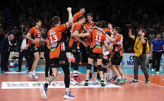 Deutscher Meister BR Volleys jubeln nach Titelgewinn Volleyball Playoff Finale 5.Spiel Bundesliga Herren Saison 2023 2024 28.04.2024 BR Volleys Berlin BRV vs. VfB Friedrichshafen