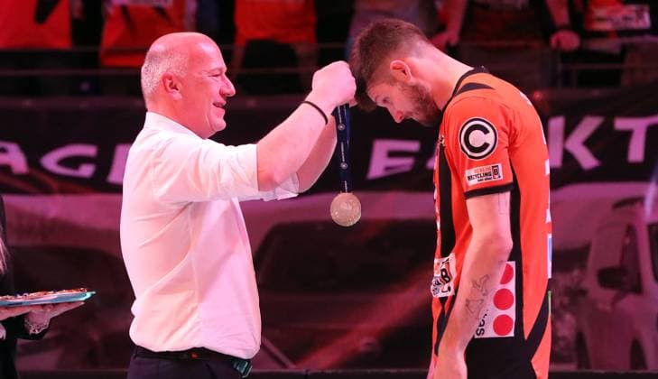 Berlins Regierender Bürgermeister Kai Wegner ehrt Ruben Schott, Deutscher Meister BR Volleys Volleyball Playoff Finale 5.Spiel Bundesliga Herren Saison 2023 2024 28.04.2024 BR Volleys Berlin BRV vs. VfB Friedrichshafen