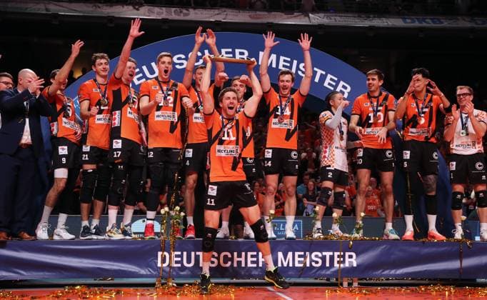 Cody Kessel mit Meisterschale, Siegerfoto Mannschaftsfoto, Deutscher Meister BR Volleys Volleyball Playoff Finale 5.Spiel Bundesliga Herren Saison 2023 2024 28.04.2024 BR Volleys Berlin BRV vs. VfB Friedrichshafen