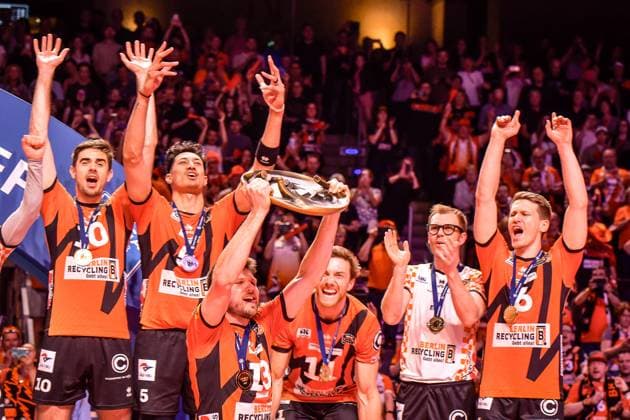 Volleyball 1.Bundesliga Herren Finale - Sp.5, Berlin Recycling Volleys vs. VfB Friedrichshafen 28.04.2024, xdanx, Volleyball 1.Bundesliga Herren Finale - Sp.5, Berlin Recycling Volleys vs. VfB Friedrichshafen, v.l. Deutscher Meister Berlin Recycling Volleys Meisterschale in der Hand von Ruben Schott (BR Volleys 13) Berlin Max Schmeling Halle Berlin Deutschland (DEU) Copyright: xDanielxLakomskix