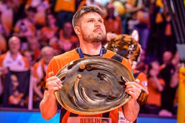 Sport Bilder des Tages Volleyball 1.Bundesliga Herren Finale - Sp.5, Berlin Recycling Volleys vs. VfB Friedrichshafen 28.04.2024, xdanx, Volleyball 1.Bundesliga Herren Finale - Sp.5, Berlin Recycling Volleys vs. VfB Friedrichshafen, v.l. Deutscher Meister Berlin Recycling Volleys Meisterschale in der Hand von Ruben Schott (BR Volleys 13) Berlin Max Schmeling Halle Berlin Deutschland (DEU) Copyright: xDanielxLakomskix