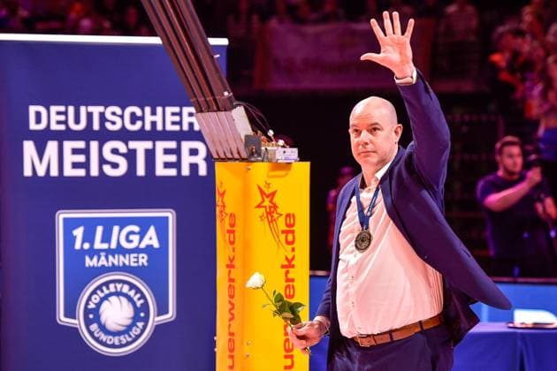 Volleyball 1.Bundesliga Herren Finale - Sp.5, Berlin Recycling Volleys vs. VfB Friedrichshafen 28.04.2024, xdanx, Volleyball 1.Bundesliga Herren Finale - Sp.5, Berlin Recycling Volleys vs. VfB Friedrichshafen, v.l. Deutscher Meister Berlin Recycling Volleys Joel Banks (BR Volleys Trainer), mit der Sieger Medaille um den Hals Berlin Max Schmeling Halle Berlin Deutschland (DEU) Copyright: xDanielxLakomskix