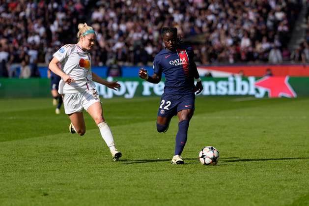 Ellie Carpenter (12) (OL) - TABITHA CHAWINGA (22) FOOTBALL FEMININ : Paris Saint Germain Vs Olympique Lyonnais - Ligue des Champions - 28 04 2024 GlennGervot Panoramic 