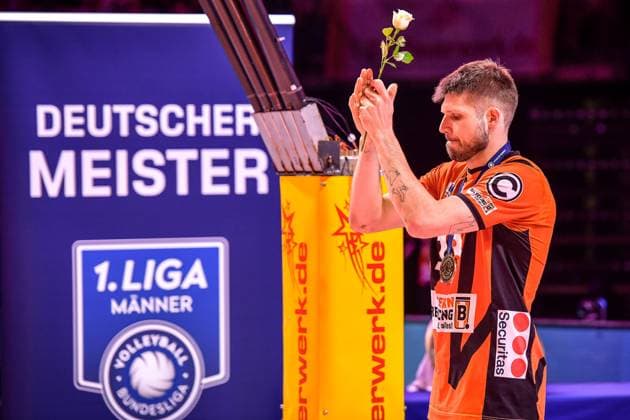 Volleyball 1.Bundesliga Herren Finale - Sp.5, Berlin Recycling Volleys vs. VfB Friedrichshafen 28.04.2024, xdanx, Volleyball 1.Bundesliga Herren Finale - Sp.5, Berlin Recycling Volleys vs. VfB Friedrichshafen, v.l. Deutscher Meister Berlin Recycling Volleys Ruben Schott (BR Volleys 13), mit der Sieger Medaille um den Hals Berlin Max Schmeling Halle Berlin Deutschland (DEU) Copyright: xDanielxLakomskix