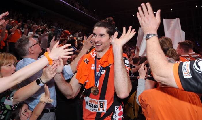 Timothee Carle jubelt mit Fans, Deutscher Meister BR Volleys Volleyball Playoff Finale 5.Spiel Bundesliga Herren Saison 2023 2024 28.04.2024 BR Volleys Berlin BRV vs. VfB Friedrichshafen